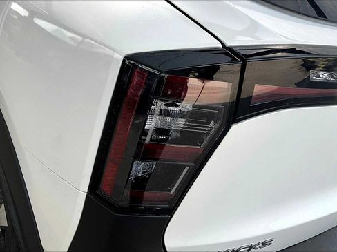 Used 2025 Nissan Kicks SR w/ SR Premium Package FWD image 12