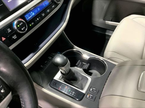 Used 2015 Toyota Highlander XLE AWD/4WD image 17