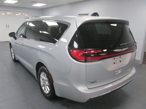 Used 2023 Chrysler Pacifica Touring-L FWD image 7