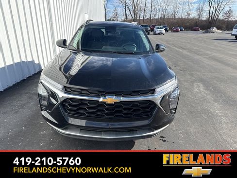 Used 2025 Chevrolet Trax LT w/ LT Convenience Package image 2