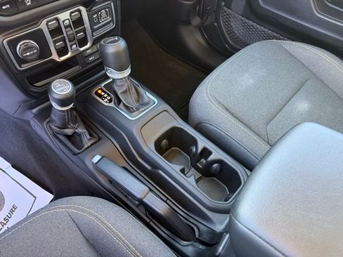 Used 2025 Jeep Gladiator Sport image 21