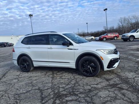Used 2023 Volkswagen Tiguan SE R-Line image 6