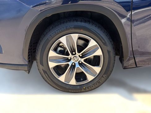 Used 2021 Toyota Highlander XLE FWD image 13