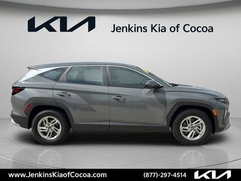 Used 2025 Hyundai Tucson SE FWD image 3