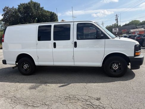 Used 2017 GMC Savana 2500 RWD image 9