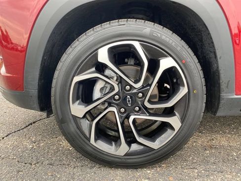 Used 2025 Chevrolet Trax RS w/ Sunroof Package FWD image 24