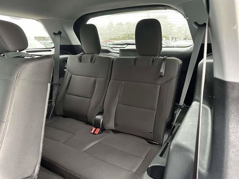 Used 2023 Ford Explorer XLT AWD/4WD image 32
