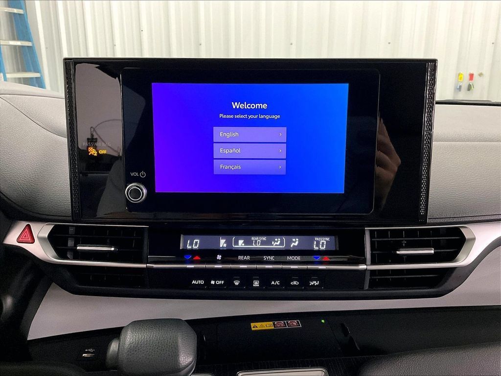 Used 2025 Toyota Sienna LE FWD image 36