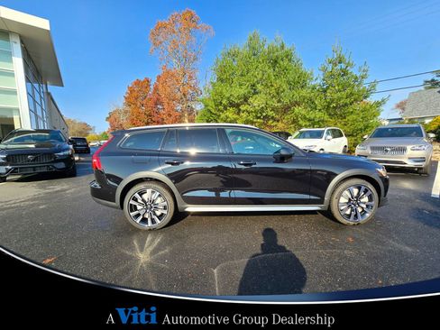 Used 2025 Volvo V60 B5 Cross Country Ultra w/ Protection Package Premier image 9