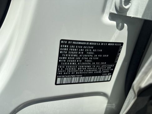 Used 2023 Volkswagen Tiguan SE image 31