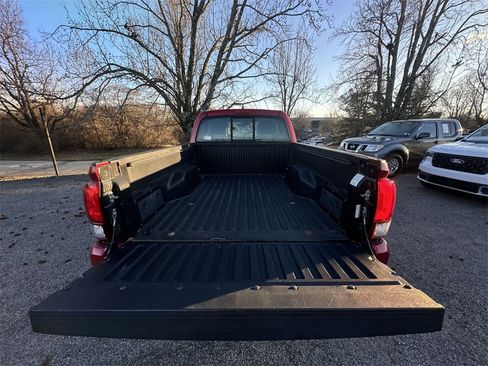 Used 2018 Toyota Tacoma SR image 22