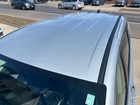 Used 2024 Chrysler Pacifica Touring-L image 9