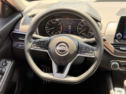 Used 2024 Nissan Altima 2.5 SV FWD image 17