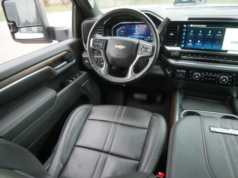 Used 2025 Chevrolet Silverado 3500 High Country w/ Technology Package image 9