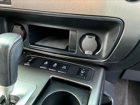 Used 2014 Nissan Armada Platinum image 31