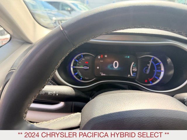 Certified 2024 Chrysler Pacifica Limited FWD image 16