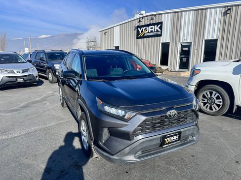 Used 2019 Toyota RAV4 LE image 1