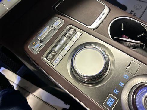 Used 2023 Genesis GV70 2.5T w/ Advanced Package image 18