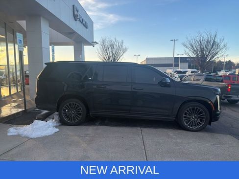 Used 2025 Cadillac Escalade ESV Sport Platinum image 4