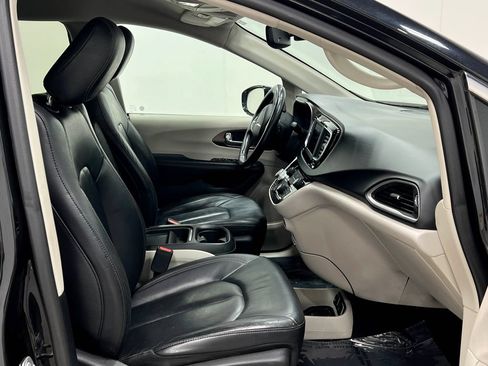 Used 2019 Chrysler Pacifica Touring-L FWD image 36