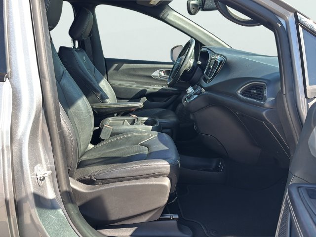 Used 2019 Chrysler Pacifica Touring-L w/ S Appearance Package FWD image 11