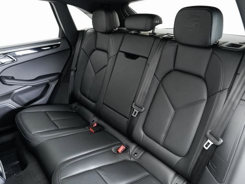 Certified 2025 Porsche Macan image 27