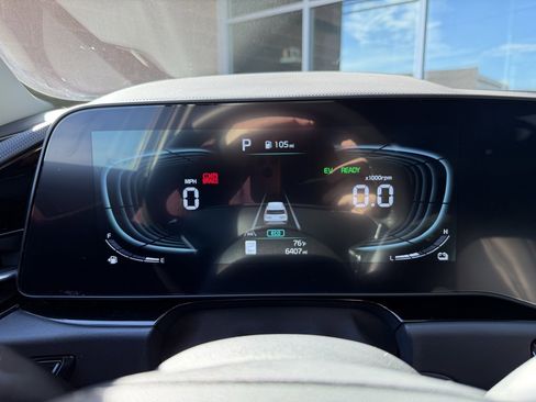 Used 2025 Kia Niro EX image 17