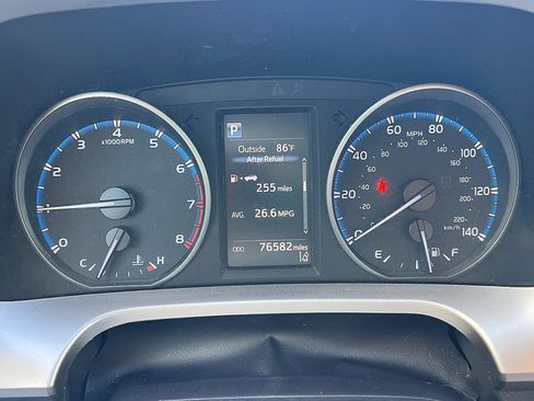 Used 2018 Toyota RAV4 LE AWD/4WD image 13