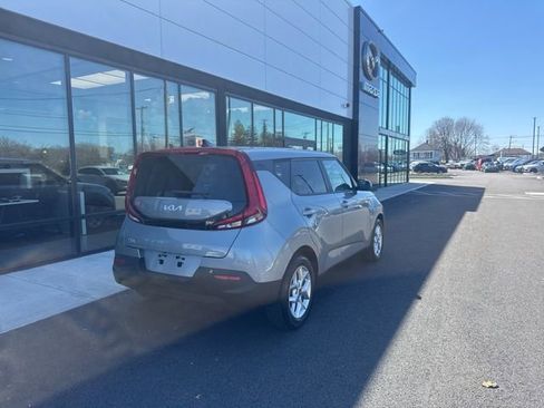 Used 2022 Kia Soul LX w/ Technology Package FWD image 3