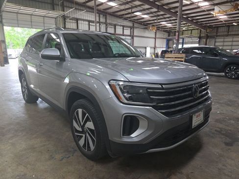 Used 2025 Volkswagen Atlas SE AWD/4WD image 3
