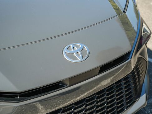 Used 2025 Toyota Camry SE FWD image 9