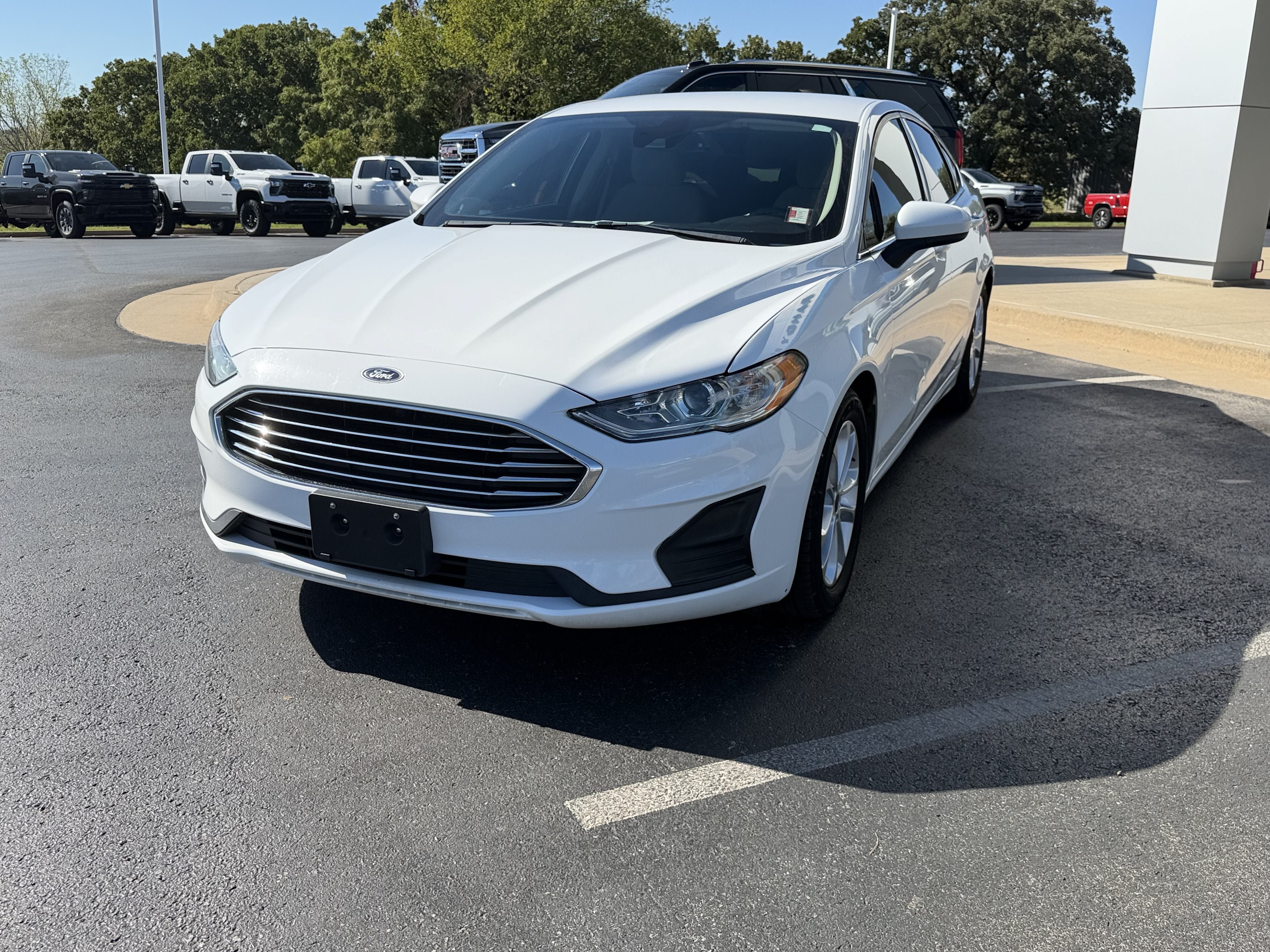 Used 2019 Ford Fusion SE FWD image 2