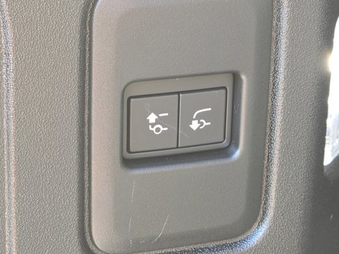 New 2025 Land Rover Defender 110 S image 20