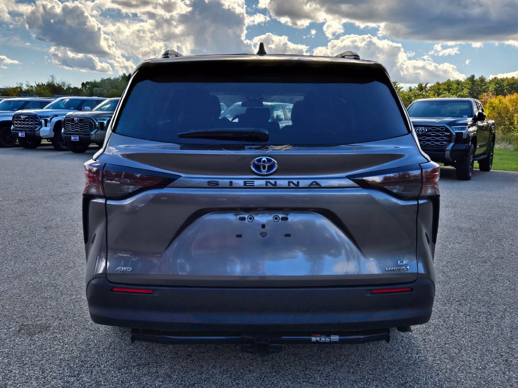 Used 2024 Toyota Sienna LE AWD/4WD image 4