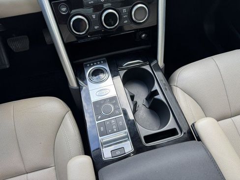 Used 2019 Land Rover Discovery HSE image 29