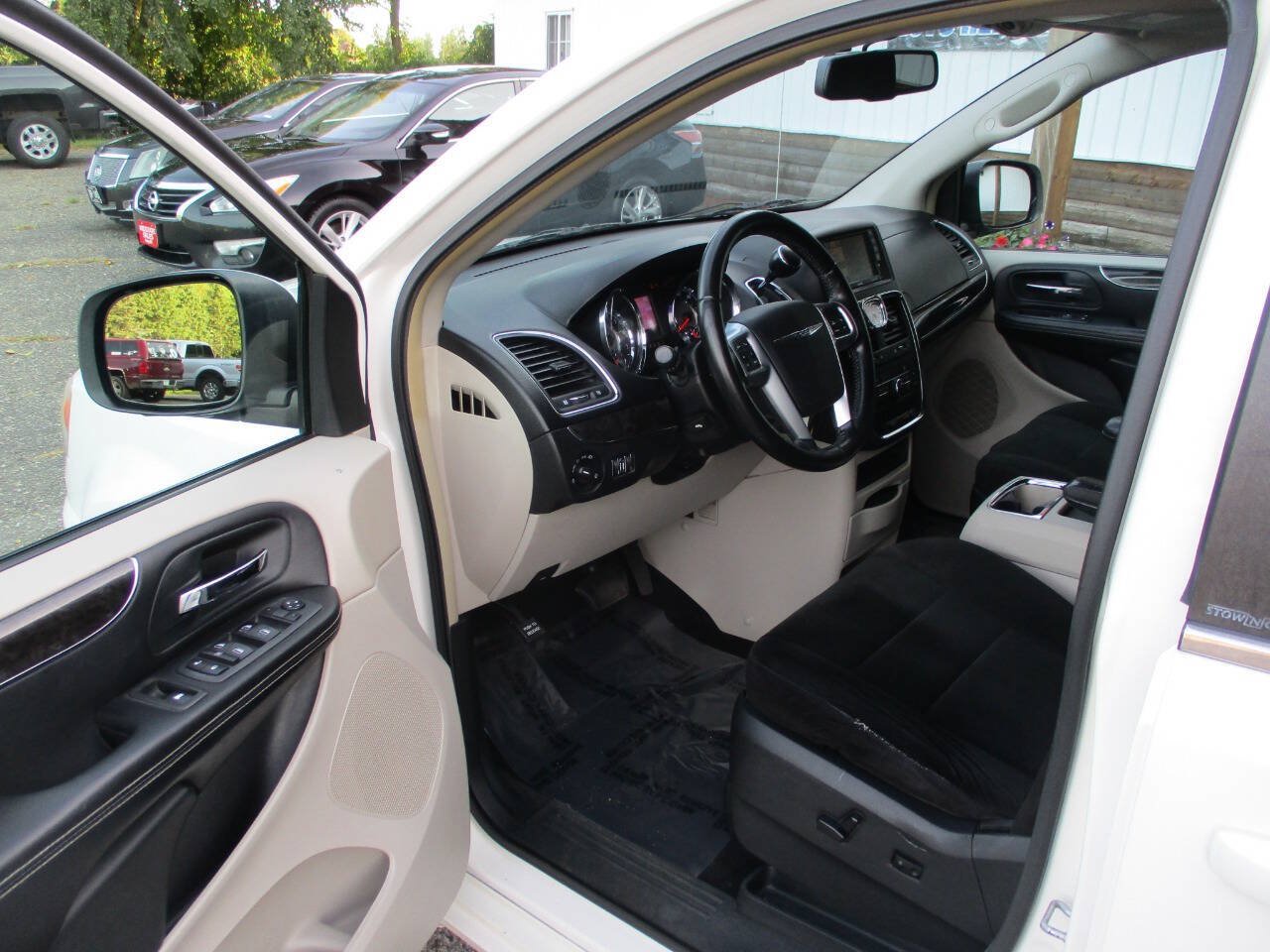 Used 2012 Chrysler Town & Country Touring FWD image 14