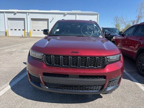 Used 2023 Jeep Grand Cherokee L Laredo image 3