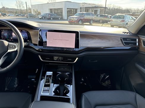 Used 2024 Volkswagen Atlas SE w/ Black Wheel Package image 29