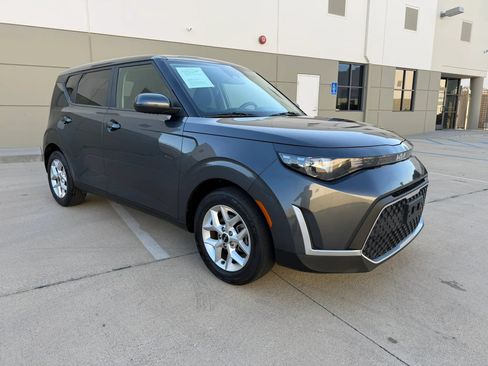 Used 2023 Kia Soul LX w/ Option Group 015 FWD image 3