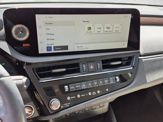 Used 2025 Lexus ES 300h w/ Technology Package FWD image 9