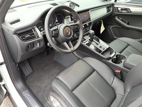 Certified 2026 Porsche Macan AWD/4WD image 4