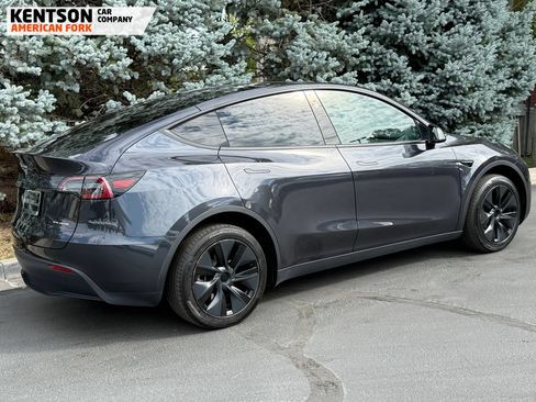 Used 2024 Tesla Model Y Long Range AWD/4WD image 9