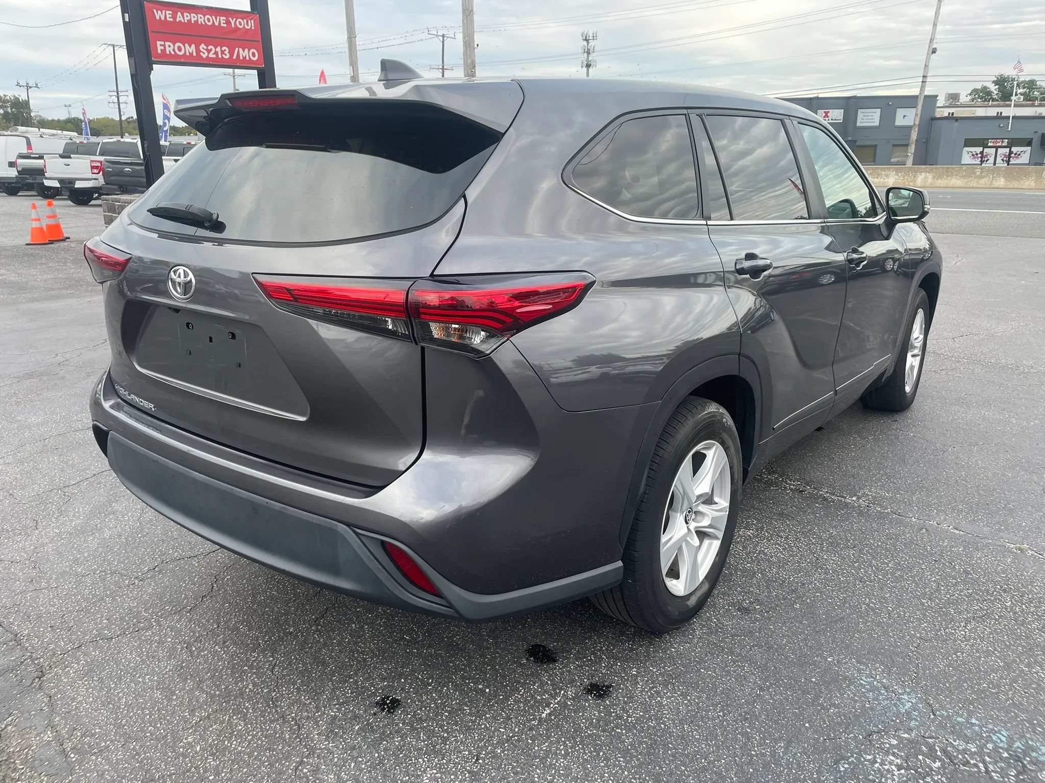 Used 2023 Toyota Highlander L FWD image 5