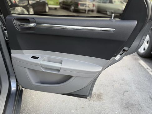 Used 2006 Chrysler 300 Touring image 17