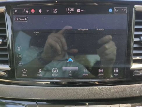 Used 2022 Chrysler Pacifica Touring-L w/ Uconnect Theater Family Group FWD image 18