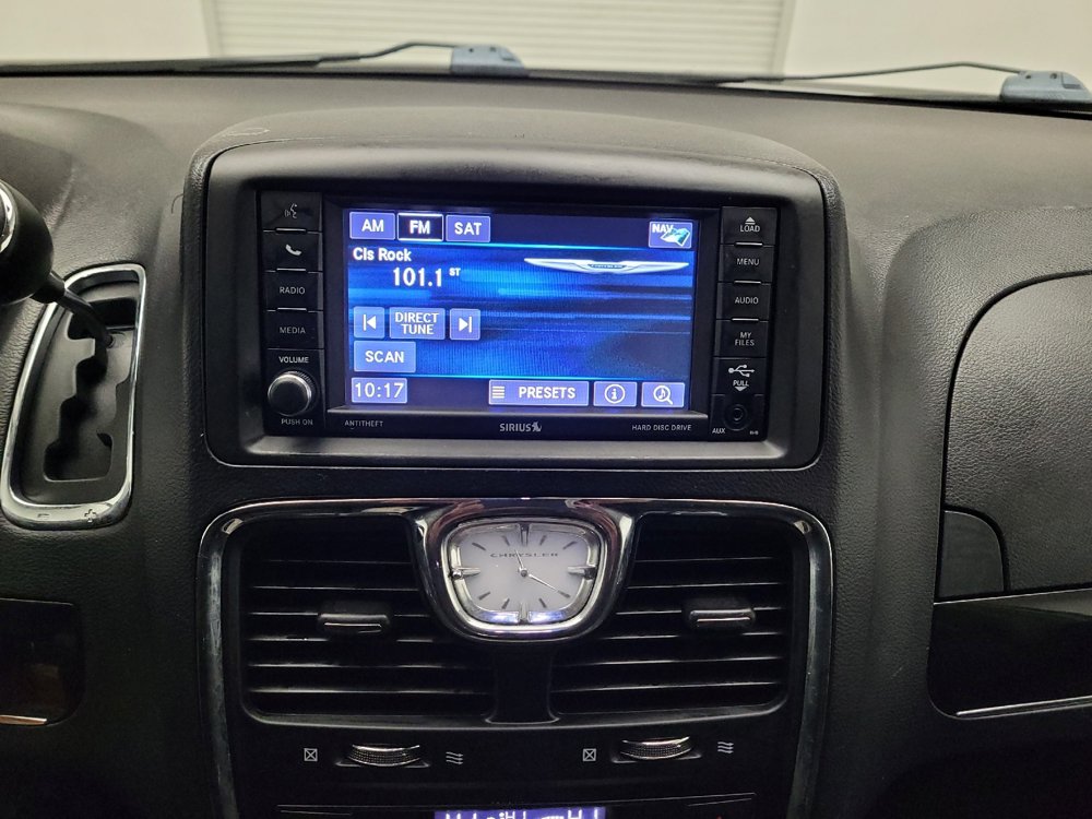 Used 2014 Chrysler Town & Country Touring-L FWD image 25