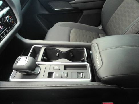 Used 2025 Nissan Pathfinder SV FWD image 40