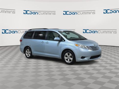 Used 2016 Toyota Sienna LE image 2