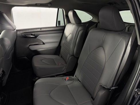 Used 2024 Toyota Highlander XLE image 16