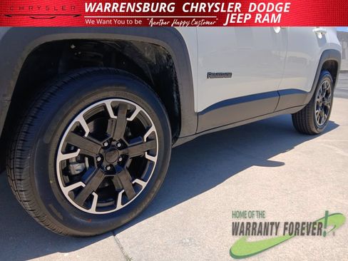 Used 2023 Jeep Renegade Latitude AWD/4WD image 31